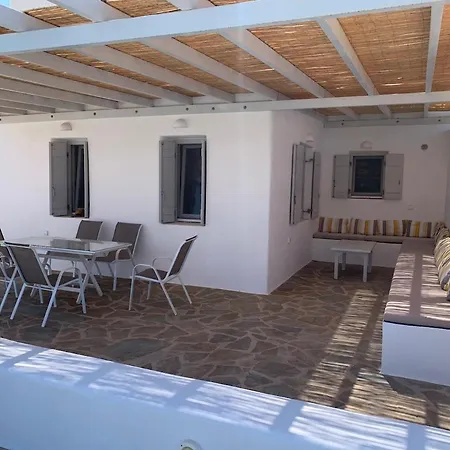 White And Grey Villas: Spacious 1 Bed With Shared Pool And Sea View Apartment