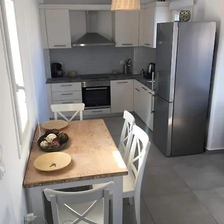 White And Grey Villas: Spacious 1 Bed With Shared Pool And Sea View Apartment *