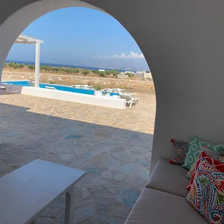 White And Grey Villas: Spacious 1 Bed With Shared Pool And Sea View Apartment Parikia (Paros)