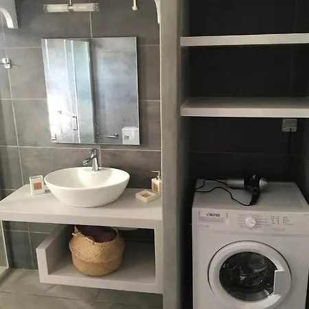 Apartment White And Grey Villas: Spacious 1 Bed With Shared Pool And Sea View Parikia (Paros)
