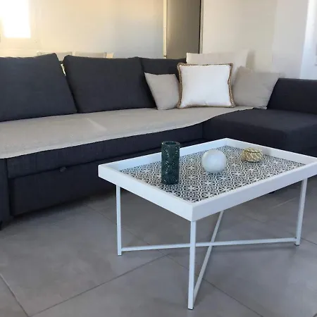 White And Grey Villas: Spacious 1 Bed With Shared Pool And Sea View Apartment *