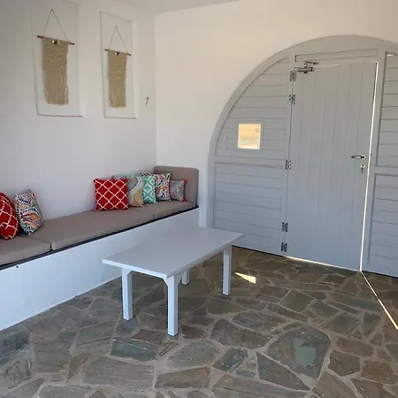 White And Grey Villas: Spacious 1 Bed With Shared Pool And Sea View Apartment