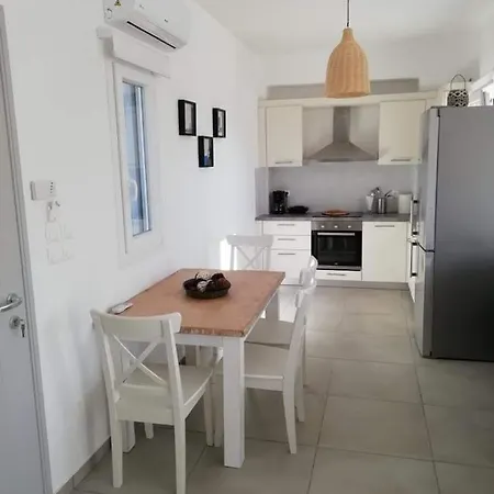 White And Grey Villas: Spacious 1 Bed With Shared Pool And Sea View Apartment *