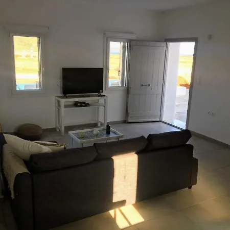 White And Grey Villas: Spacious 1 Bed With Shared Pool And Sea View Apartment *